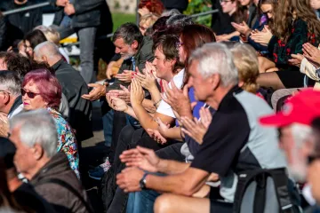 Důvěra Čechů v politické instituce mírně klesla, nejvíc lidí stále věří starostům
