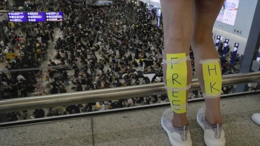 Demonstrace na letišti v Hongkongu