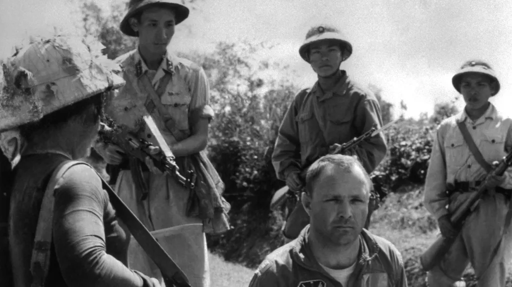 Severovietnamská armáda zatýká amerického pilota po sestřelení jeho letadla