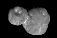 Planetka Ultima Thule nevypadá jako sněhulák, připomíná spíš palačinku a ořech