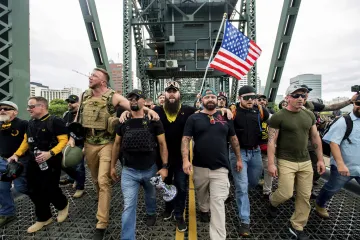 Soud rozhodl o zatčení dvou vůdců Proud boys. Měli vést útok na Kapitol a chtěli přerušit předání moci