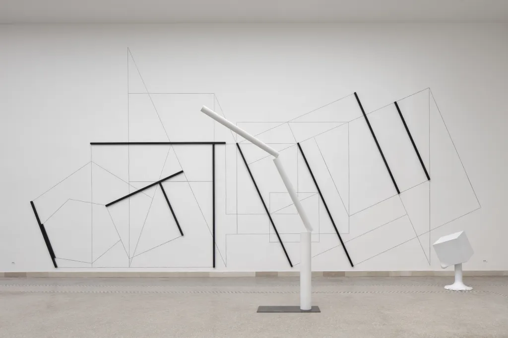 Český sochař a výtvarník se řadí k významným představitelům českého minimalismu a abstraktního geometrického umění