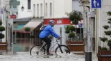 Cyklista v Montargis, které leží v nejvíce zasaženém regionu Loiret