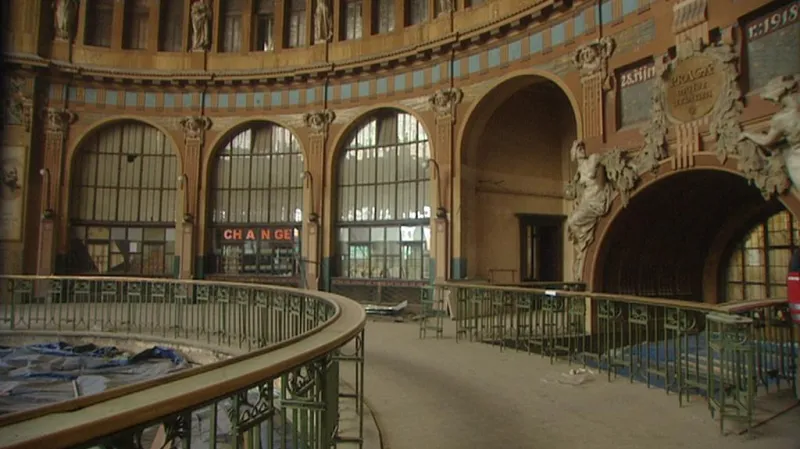 Stará odbavovací hala hlavního nádraží, pozdější Fantova kavárna