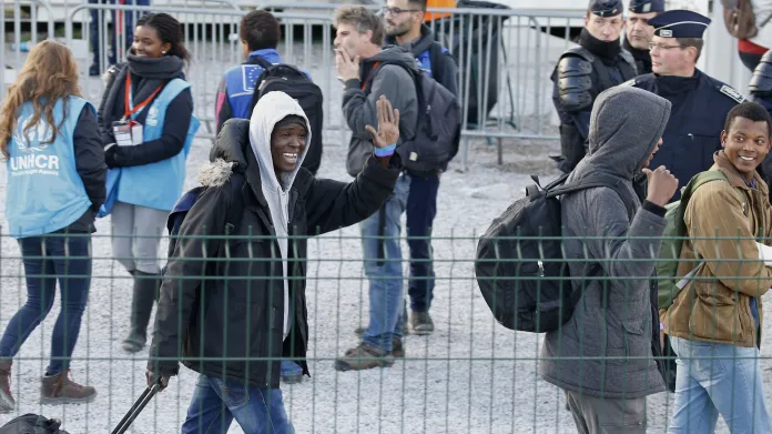 Nezletilí migranti z bývalého tábora u Calais