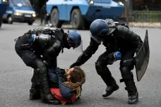 Francouzská policie zadržela jednoho z lídrů žlutých vest