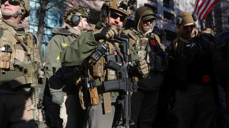 Někteří ze zastánců držení zbraní dorazili na demonstraci ozbrojeni a v maskáčích
