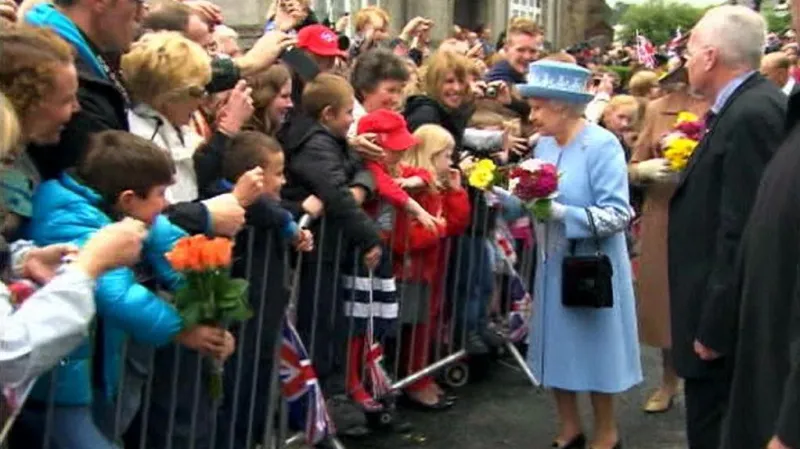 Královna Alžběta II. při návštěvě Severního Irska