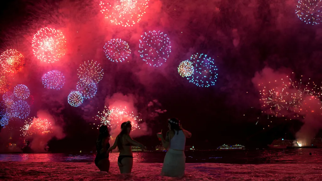 Ohňostroje a petardy při oslavách Nového roku na pláži Copacabana v Riu de Janeiro.