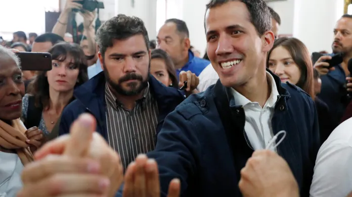 Juan Guaidó se zdraví se svými příznivci