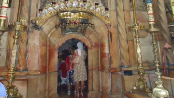 Poutníci vcházejí k Božímu hrobu