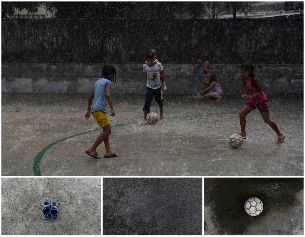 Děti hrající fotbal v dešti na asfaltovém hřišti ve čtvrti Payatas ve filipínské Manile