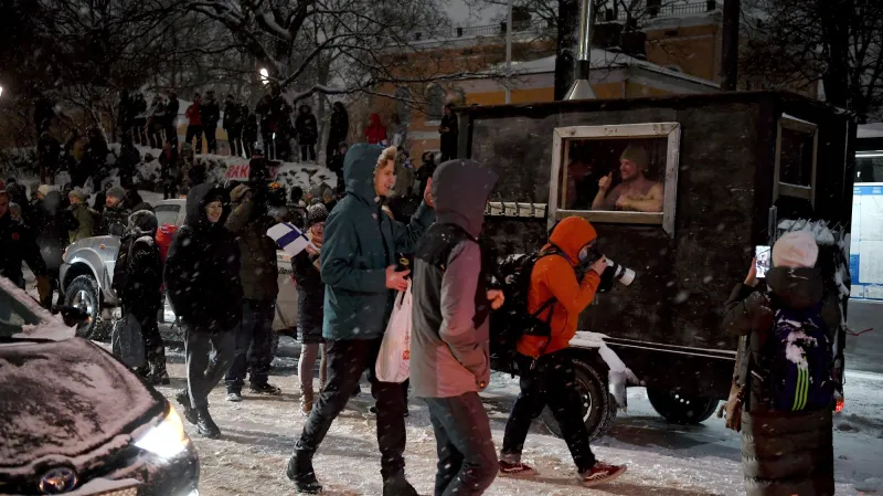 Protestující v sauně během demonstrace proti koronavirovým opatřením u parlamentu v Helsinkách
