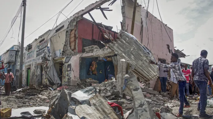 Lidé uklízí trosky po zneškodnění ozbrojenců v hotelu v Mogadišu