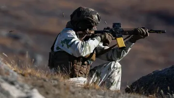 Dánské, švédské a norské jednotky domobrany se společně s dánskými, německými a francouzskými vojáky účastní společných vojenských cvičení ve městě Kangerlussuaq v Grónsku