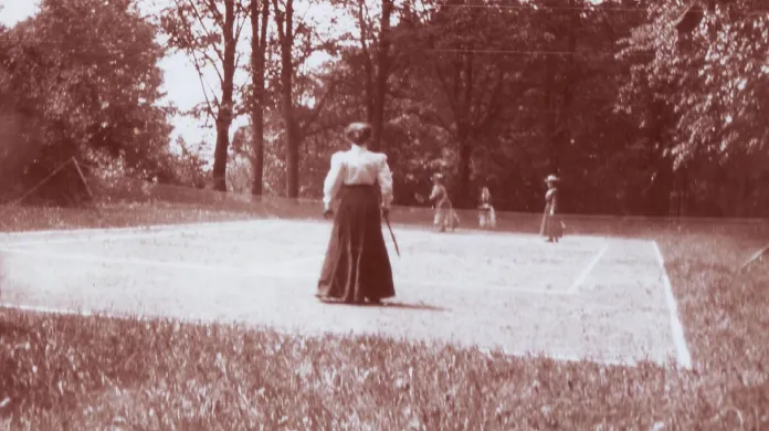 Sportování v zámecké zahradě před sto lety
