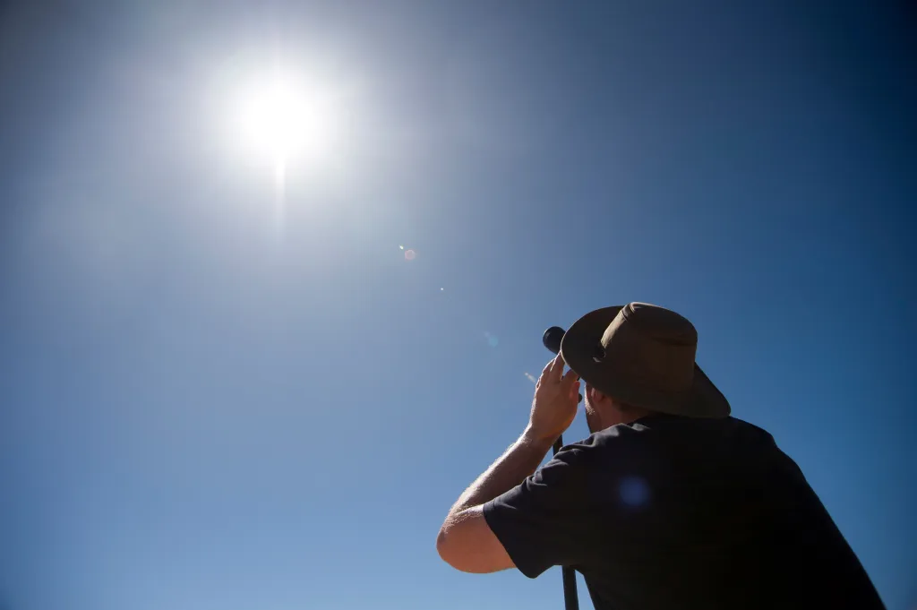 Muž fotografuje zatmění Slunce asi pětatřicet kilometrů od města Exmouth