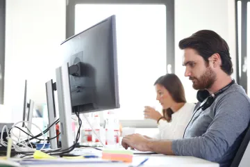 Mzdy rostou stále pomaleji a tak to bude zřejmě i nadále, tvrdí studie. Podíl mají i roboti