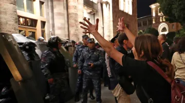 Demonstrace za odstoupení arménského premiéra v Jerevanu