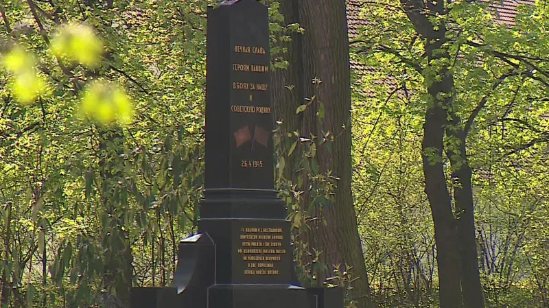 Pomník vojákům Rudé armády ve Slavkově u Brna