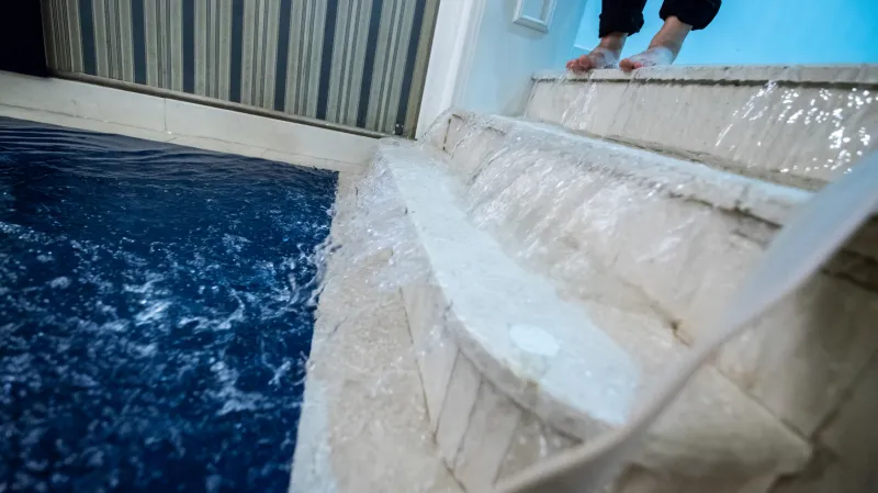 Silný déšť poškodil odpočinkovou místnost pro návštěvníky divadla v Č. Budějovicích