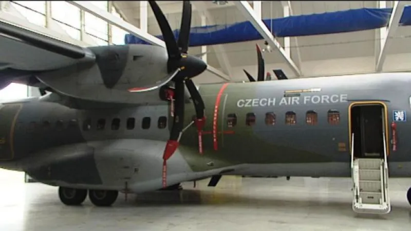 Miliony za letadla může stát vymáhat od Omnipolu