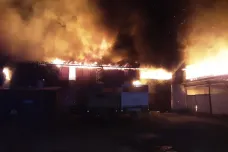 Hasiči zlikvidovali požár průmyslové haly v Července. Škoda nejspíš přesáhne dvanáct milionů