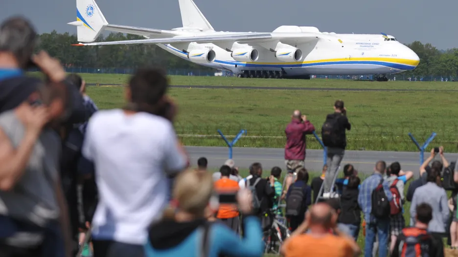 Antonov An-225 po přistání na pražském letišti
