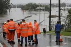 Australské úřady kvůli záplavám evakuovaly šest tisíc obyvatel, dva lidé zemřeli