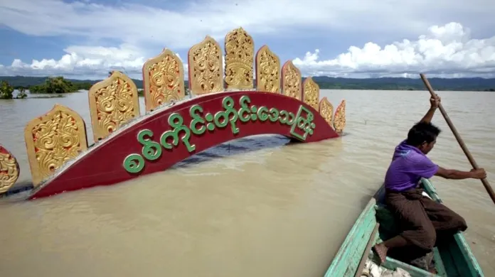 S rozsáhlými záplavami lidé zápolí také v Barmě