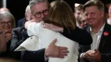 Keir Starmer objímá manželku Victorii Starmerovou po svém volebním vítězství