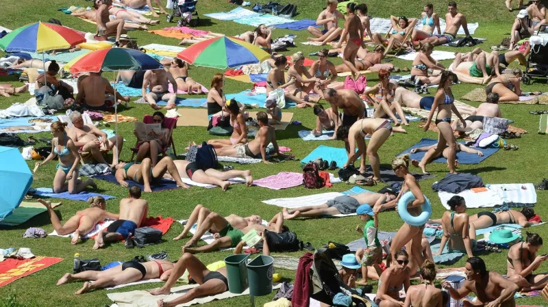 Lidé na koupališti