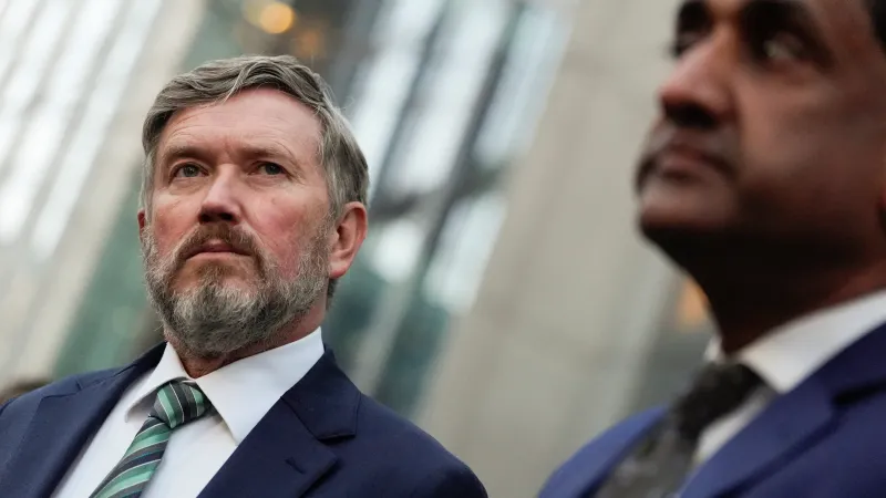 Členové Sněmovny reprezentantů Thomas Massie za Republikánskou stranu (vlevo) a Ro Khanna za Demokratickou stranu (vpravo), 2. února 2026