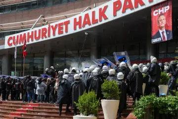 Gumové projektily a slzný plyn. Turecká policie vtrhla do centrály hlavní opoziční strany