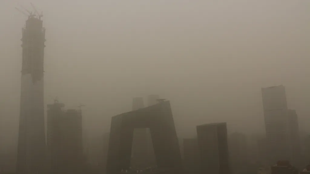 Budovy Pekingu zahalené písečným prachem
