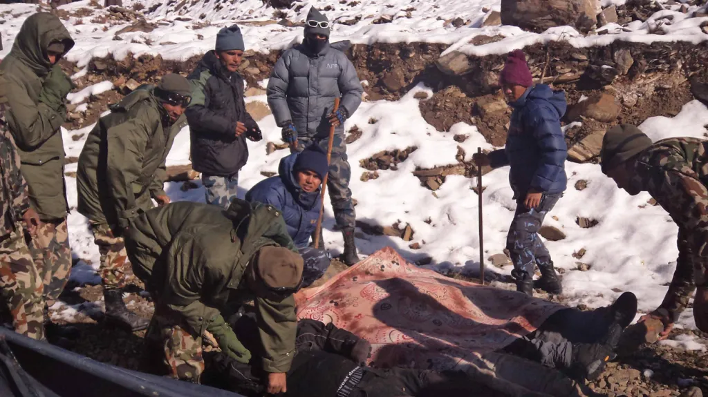 Sněhové bouři v Nepálu padly za oběť desítky turistů