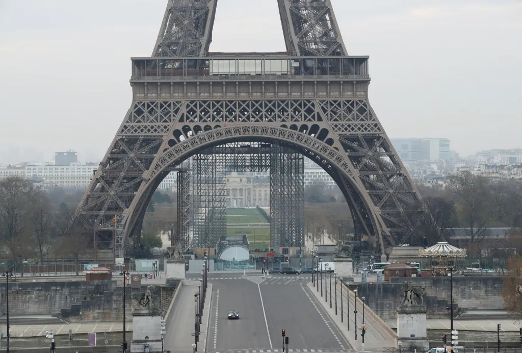 Jenský most vedoucí směrem k Eiffelově věži v Paříži bez aut a lidí
