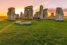 Archeologové u Stonehenge odkryli stovky velkých jam. Některé jsou mnohem starší než menhiry