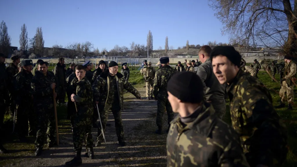 Ukrajinští vojáci na krymské základně v Belbeku