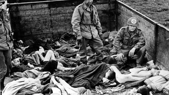 Američané po nálezu vagónu s těly mrtvých vězňů po osvobození tábora v dubnu 1945