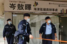 Hongkong pozatýkal desítky prodemokratických aktivistů, Peking vyjádřil zátahu podporu