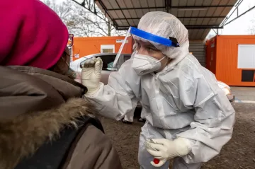 Epidemie zpomalila, v pondělí přibylo 11 896 nakažených. Dorazily vakcíny pro děti