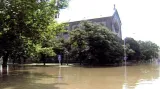 Rozvodněná Vltava způsobila v Praze velké škody