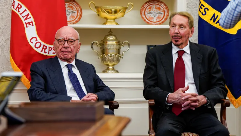 Larry Ellison (vpravo) spolu s mediálním magnátem Rupertem Murdochem v Bílém domě (2025)