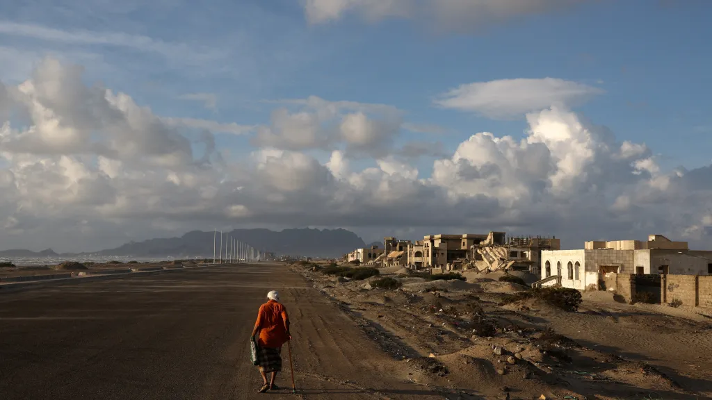 Pohled na jemenské město Aden, které zasáhl válečný konflikt, archivní foto (říjen 2024)