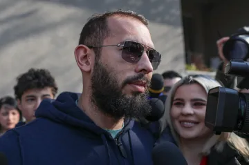 Andrew Tate čelí v Rumunsku obžalobě z obchodování s lidmi