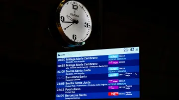 Srážka dvou vlaků ochromila železniční dopravu, ukazují snímky z madridského nádraží