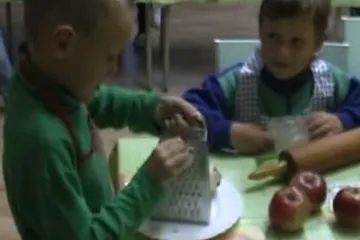 Poběžovičtí prvňáčci pekli závin