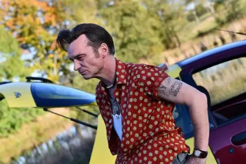 Ivan „Bourák“ Trojan chce bořit kina. Pomáhá mu Ondřej „Elvis“ Trojan i nový trailer