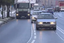 Dopravu v Hradci Králové komplikují úzké pruhy. Rozšíření se neplánuje, není totiž kam